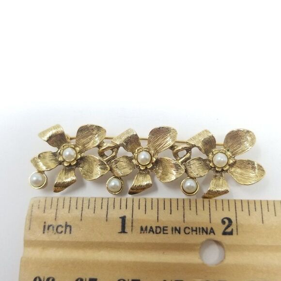 Vintage Three Flower Bar Brooch with Faux Pearls, Gold Tone, Lapel Pin, Estate - Picture 4 of 5